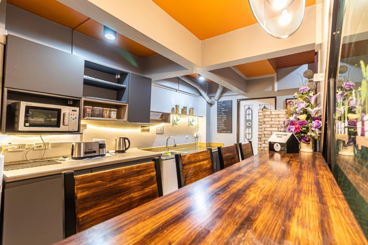 Snoozzze Hostel ใกล้รถไฟฟ้า ย่านบางรัก (Adults Only) Bangkok Exteriör bild