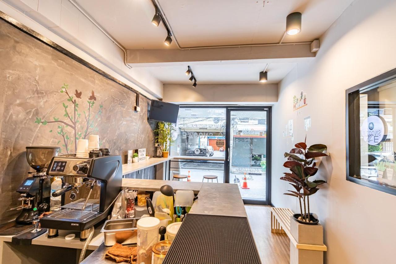 Snoozzze Hostel ใกล้รถไฟฟ้า ย่านบางรัก (Adults Only) Bangkok Exteriör bild