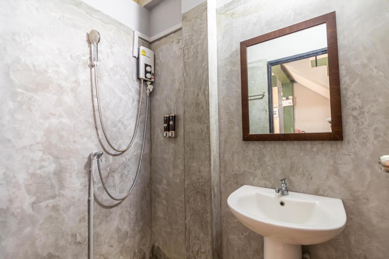 Snoozzze Hostel ใกล้รถไฟฟ้า ย่านบางรัก (Adults Only) Bangkok Exteriör bild