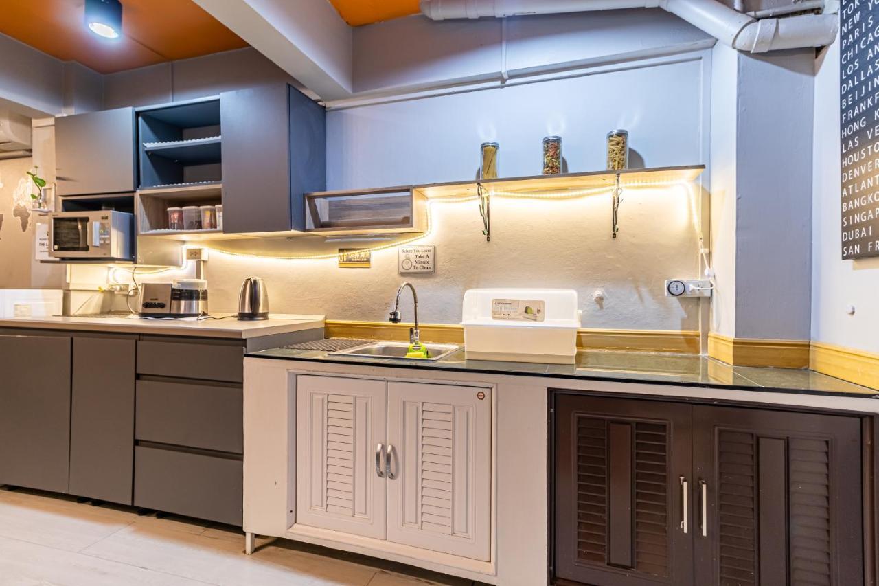 Snoozzze Hostel ใกล้รถไฟฟ้า ย่านบางรัก (Adults Only) Bangkok Exteriör bild