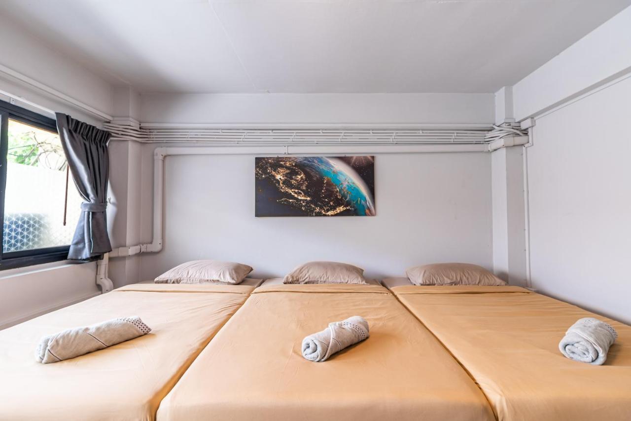 Snoozzze Hostel ใกล้รถไฟฟ้า ย่านบางรัก (Adults Only) Bangkok Exteriör bild