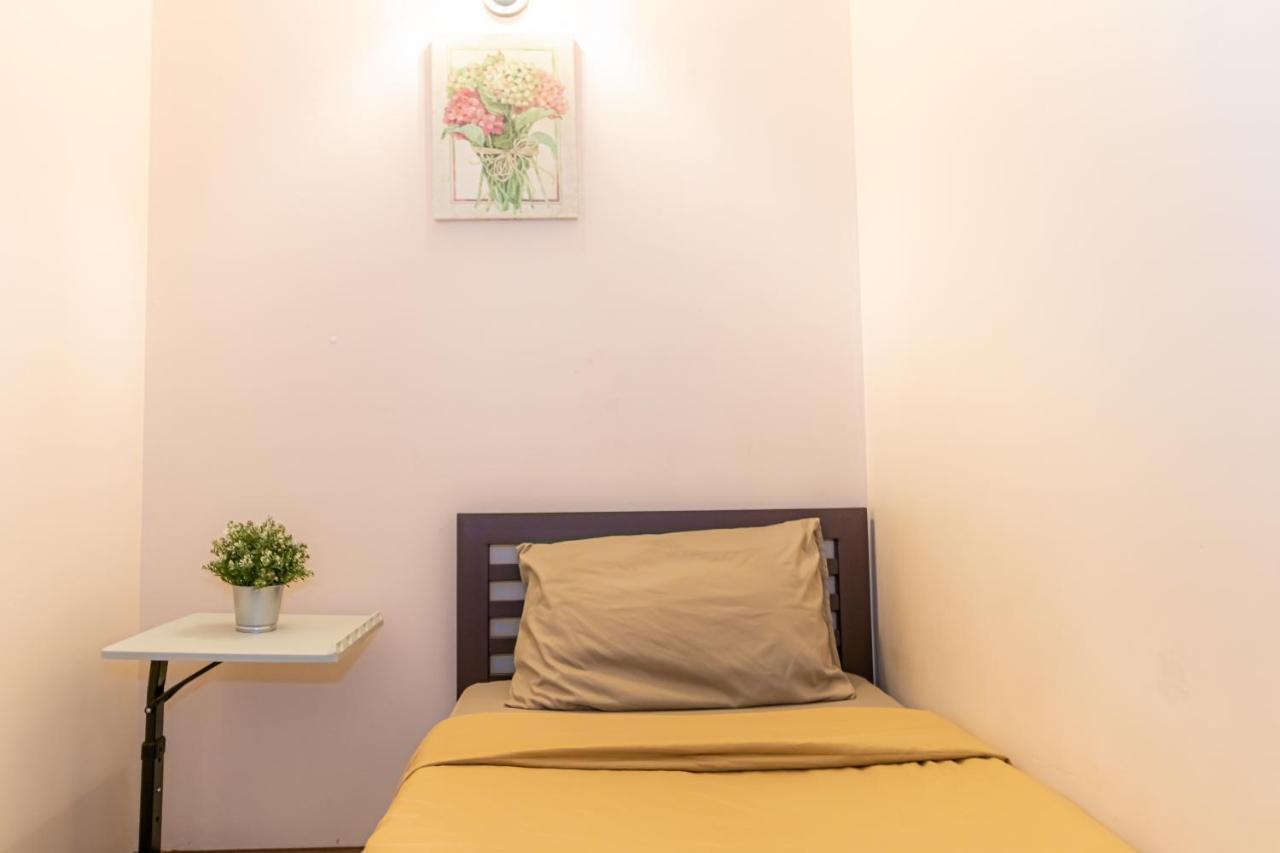 Snoozzze Hostel ใกล้รถไฟฟ้า ย่านบางรัก (Adults Only) Bangkok Exteriör bild