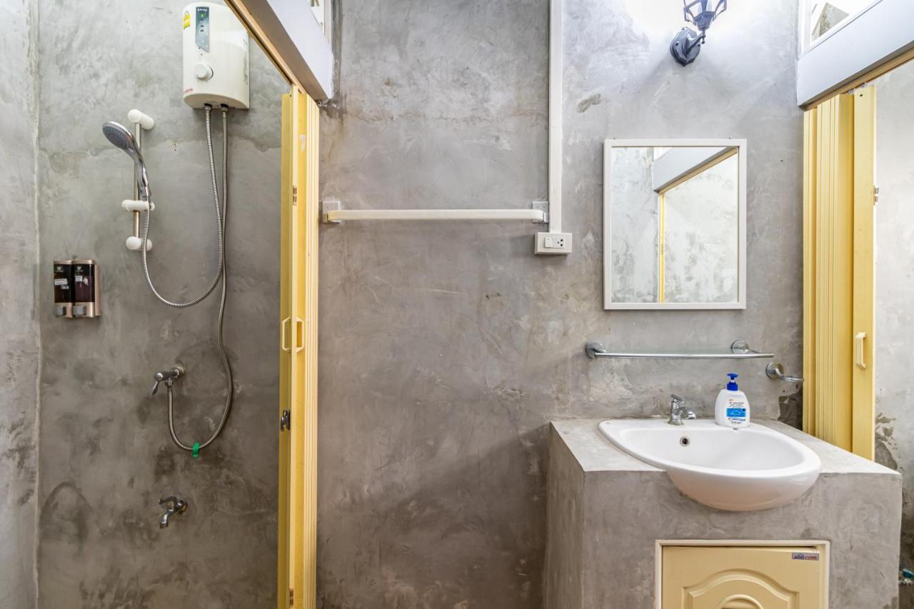 Snoozzze Hostel ใกล้รถไฟฟ้า ย่านบางรัก (Adults Only) Bangkok Exteriör bild