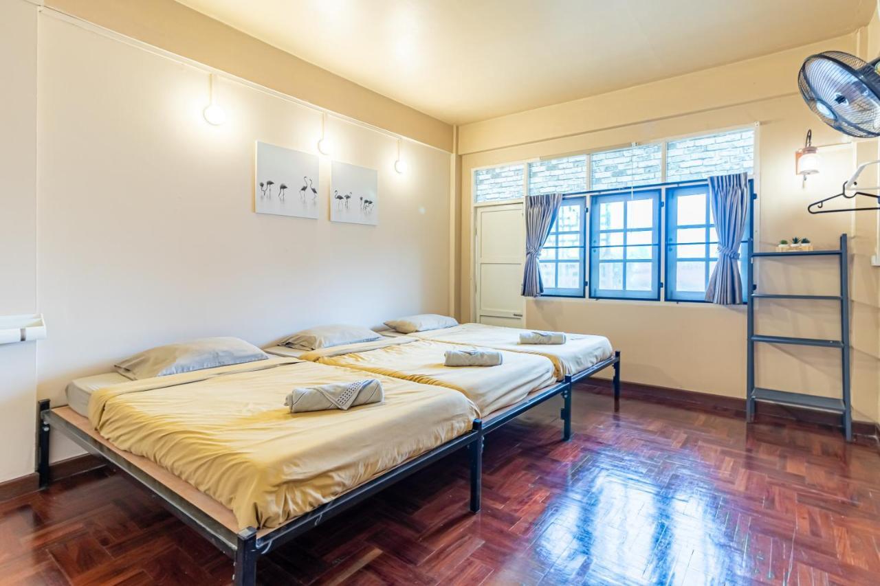 Snoozzze Hostel ใกล้รถไฟฟ้า ย่านบางรัก (Adults Only) Bangkok Exteriör bild