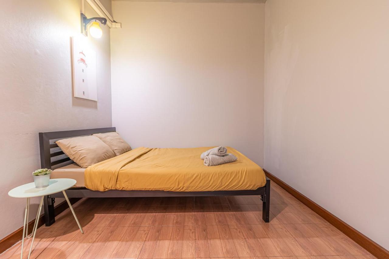 Snoozzze Hostel ใกล้รถไฟฟ้า ย่านบางรัก (Adults Only) Bangkok Exteriör bild