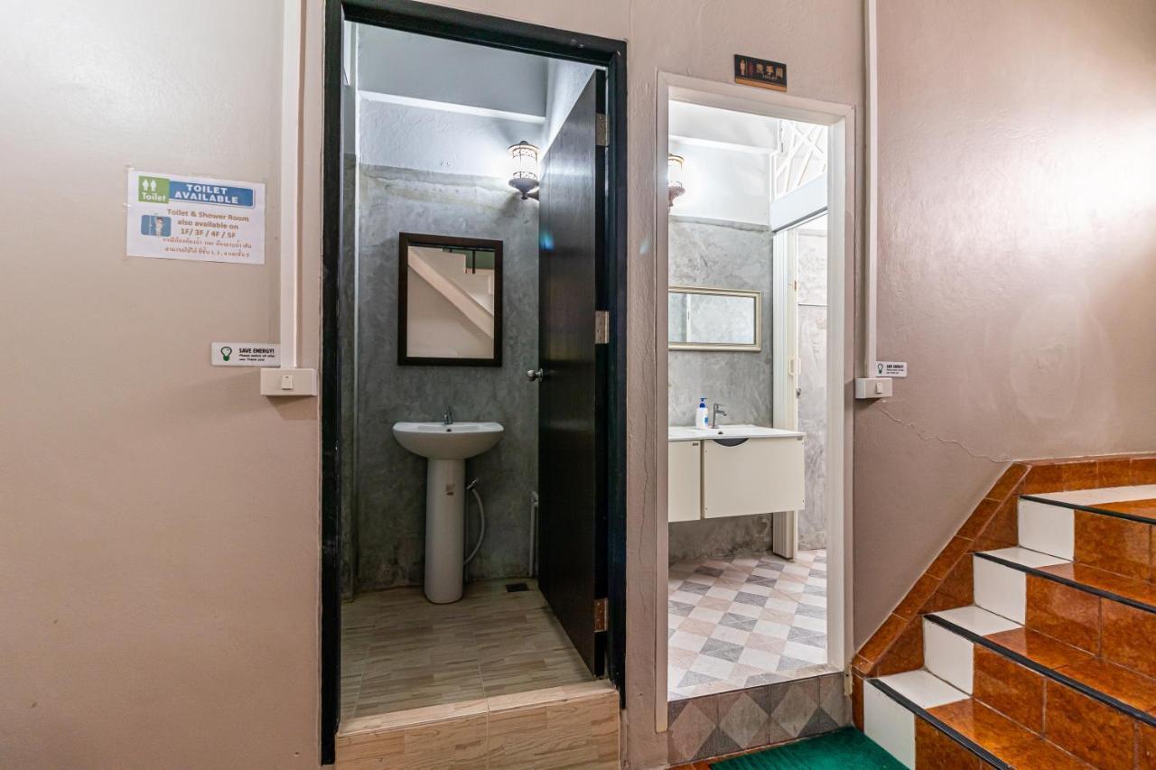 Snoozzze Hostel ใกล้รถไฟฟ้า ย่านบางรัก (Adults Only) Bangkok Exteriör bild