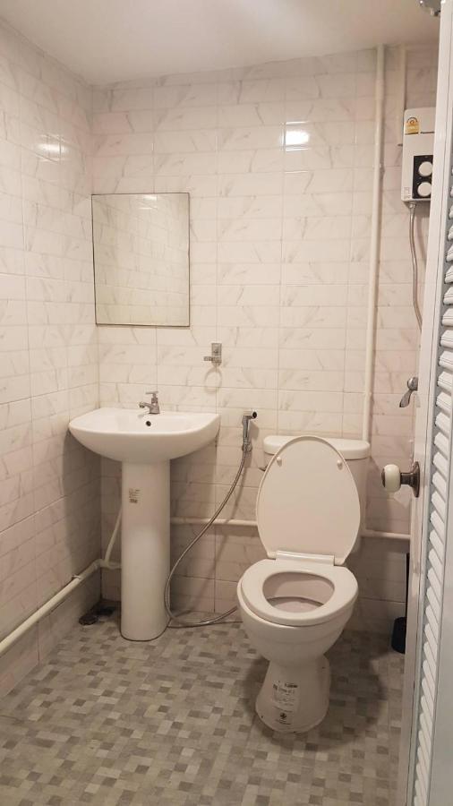Snoozzze Hostel ใกล้รถไฟฟ้า ย่านบางรัก (Adults Only) Bangkok Exteriör bild